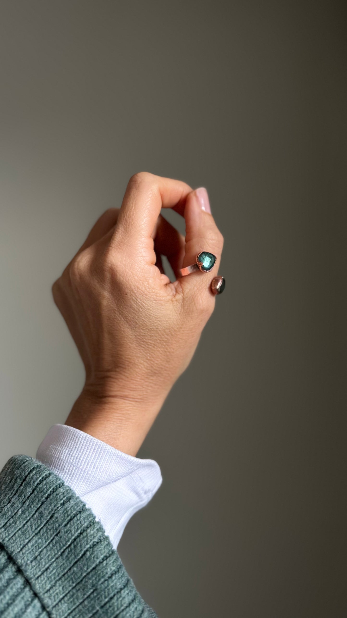 Anello aperto regolabile con cuori di labradorite mis.6-7
