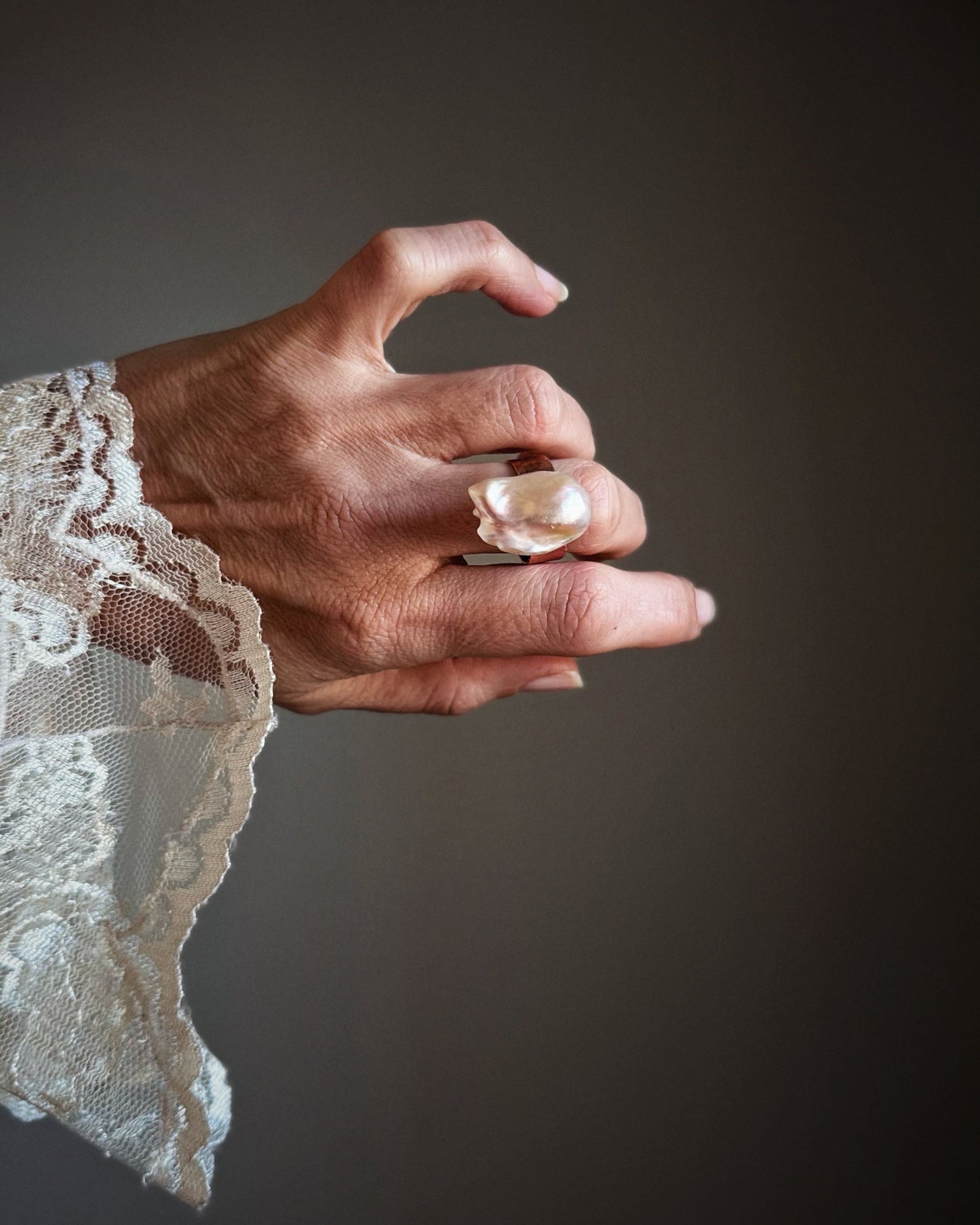 Anello con perla barocca