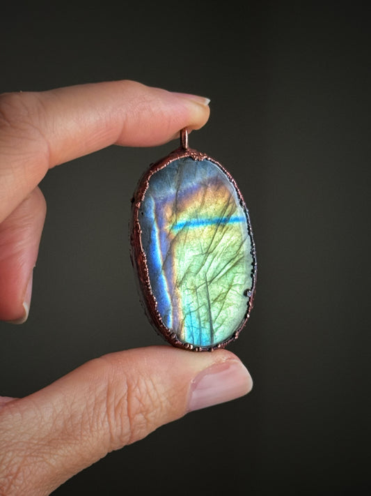 Ciondolo ovale in labradorite