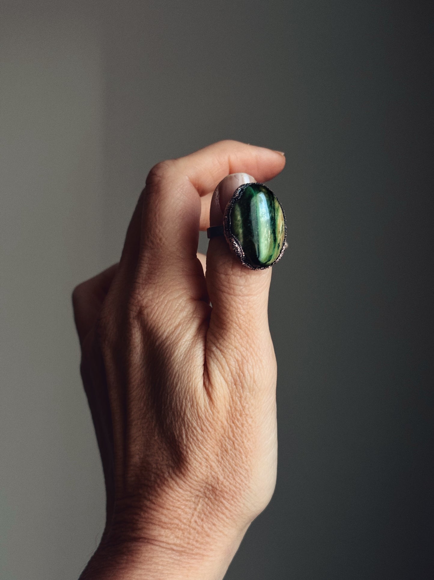 Anello con occhio di tigre verde mis.7