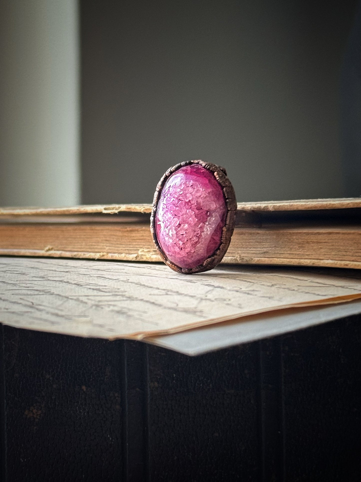 Anello in Rame brunito con Geode di Agata rosa - Misura 11 US (21mm)