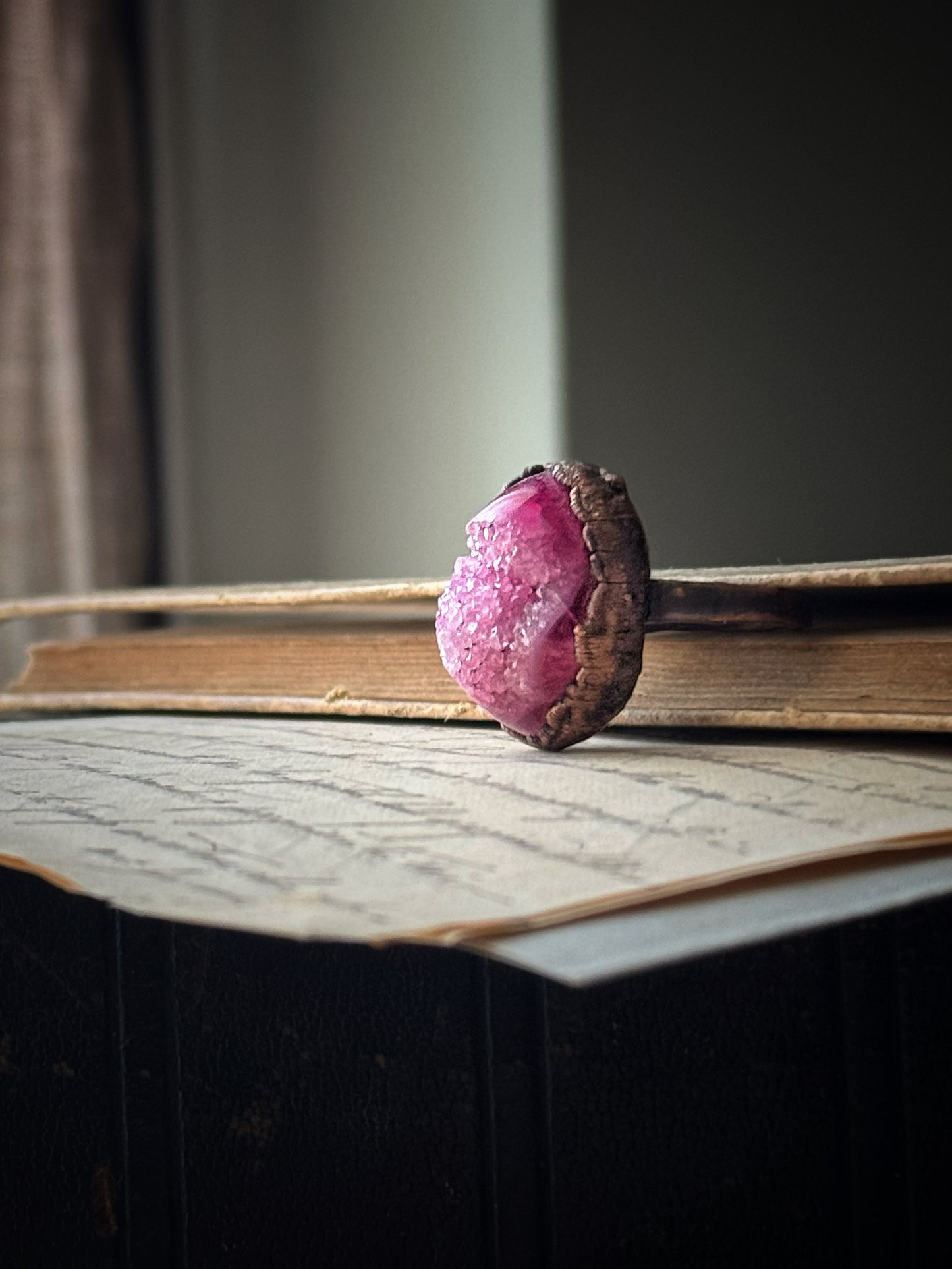 Anello in Rame brunito con Geode di Agata rosa - Misura 11 US (21mm)