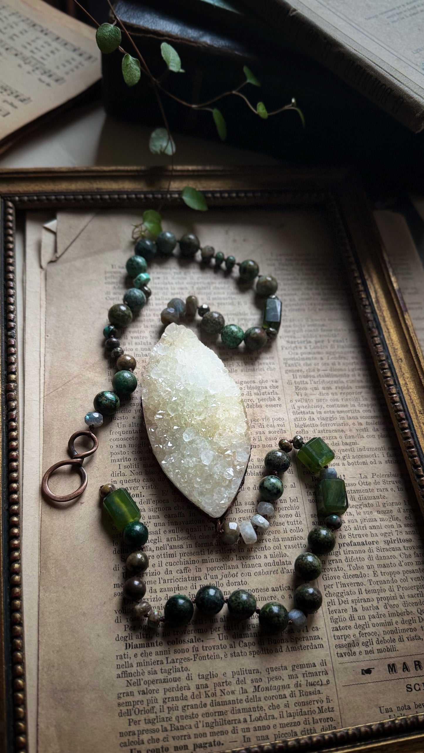 Collana con drusa di quarzo, turchesi e prehnite