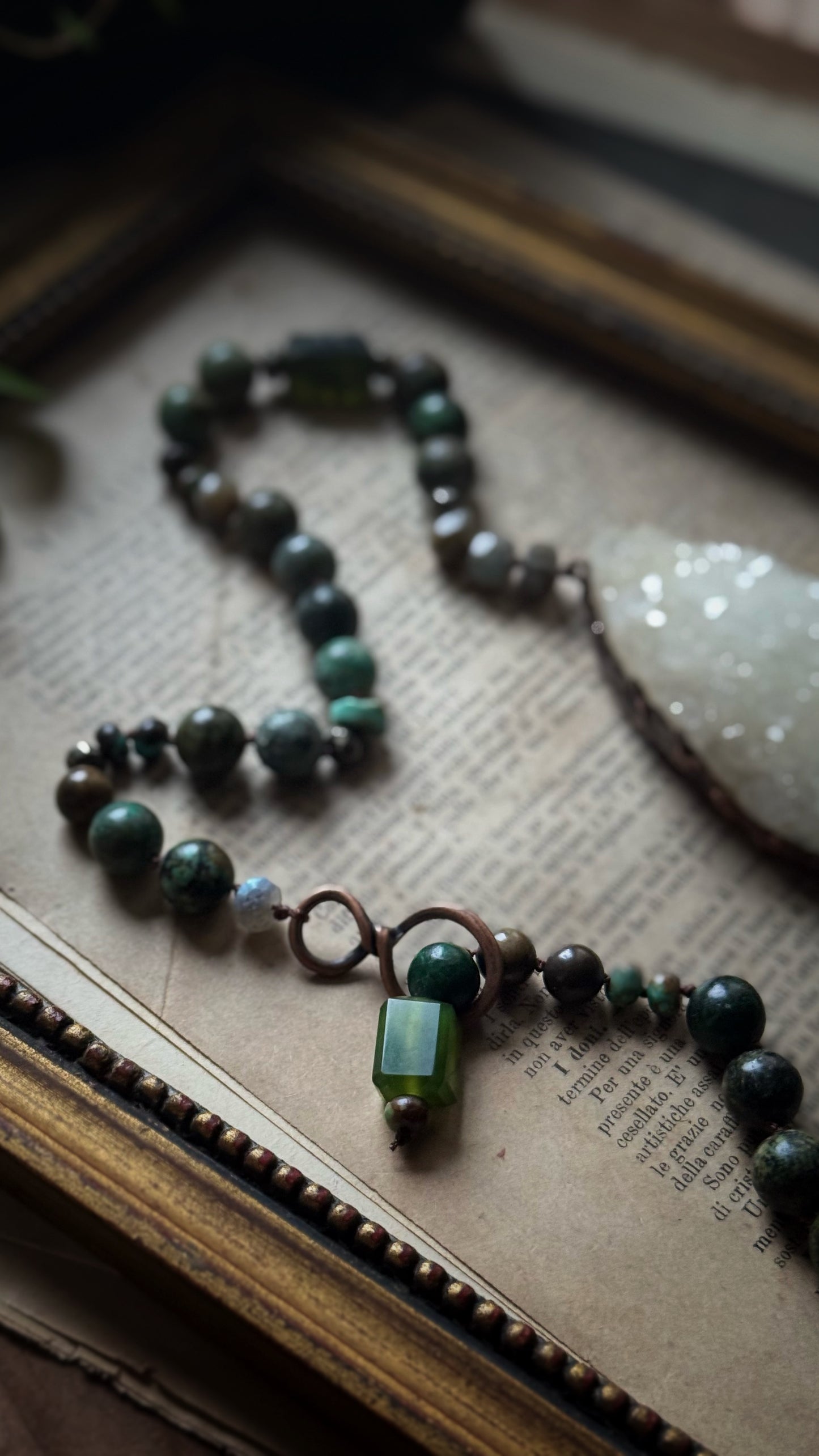 Collana con drusa di quarzo, turchesi e prehnite