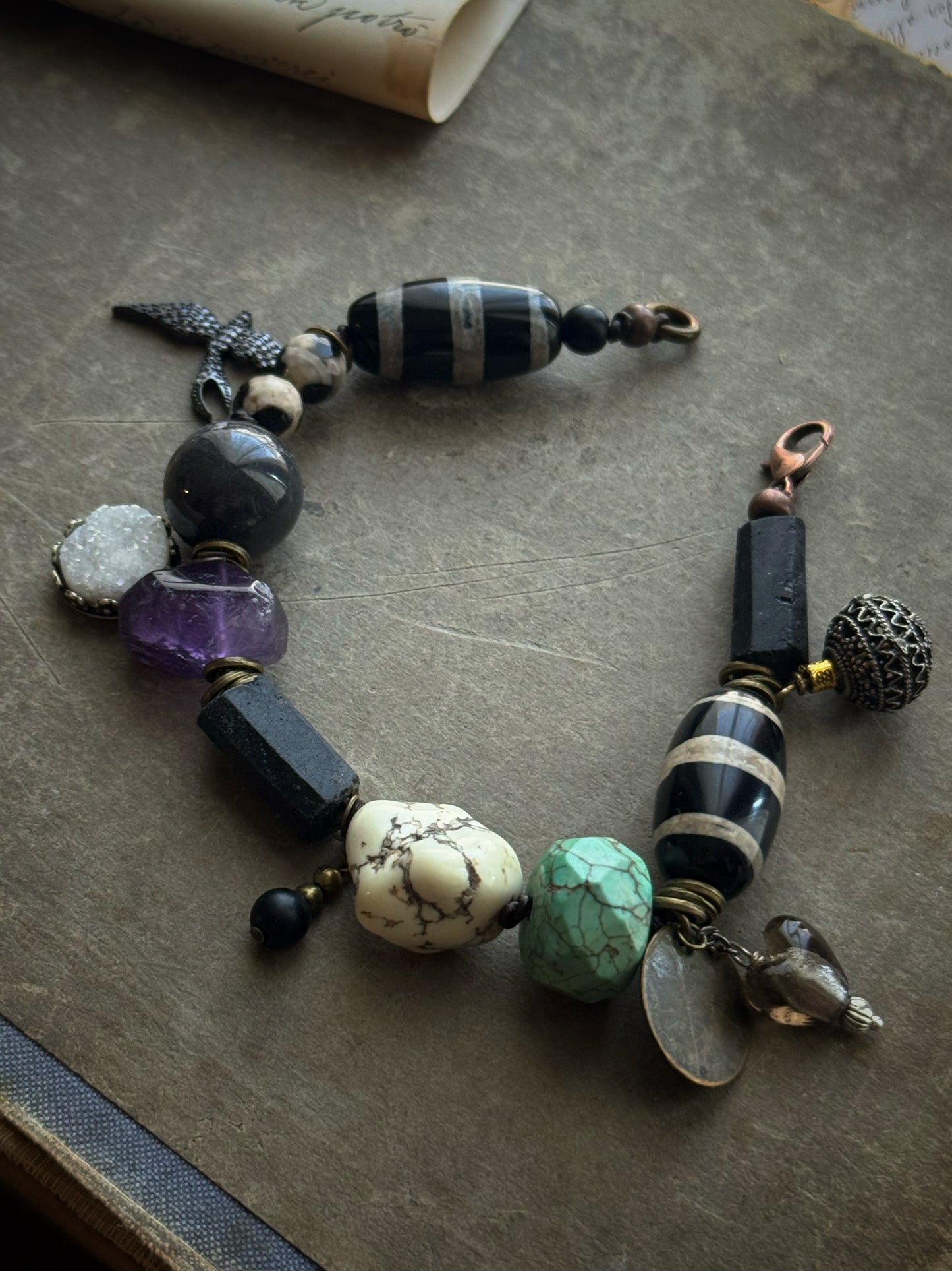 Bracciale con pietre scure e Ciondoli - Modello 05