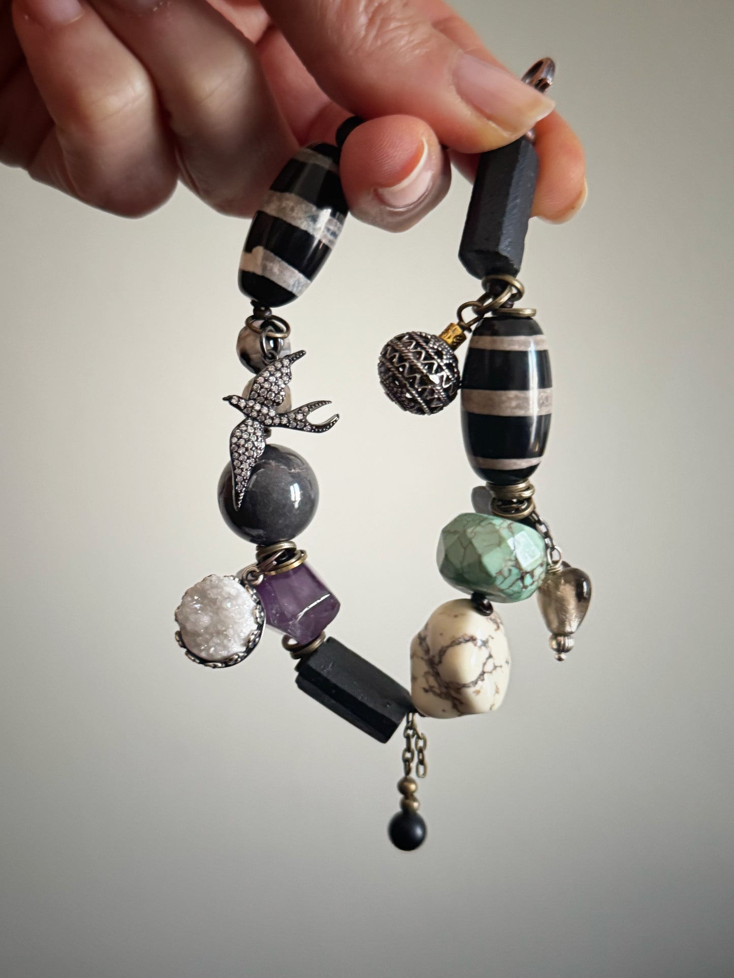 Bracciale con pietre scure e Ciondoli - Modello 05