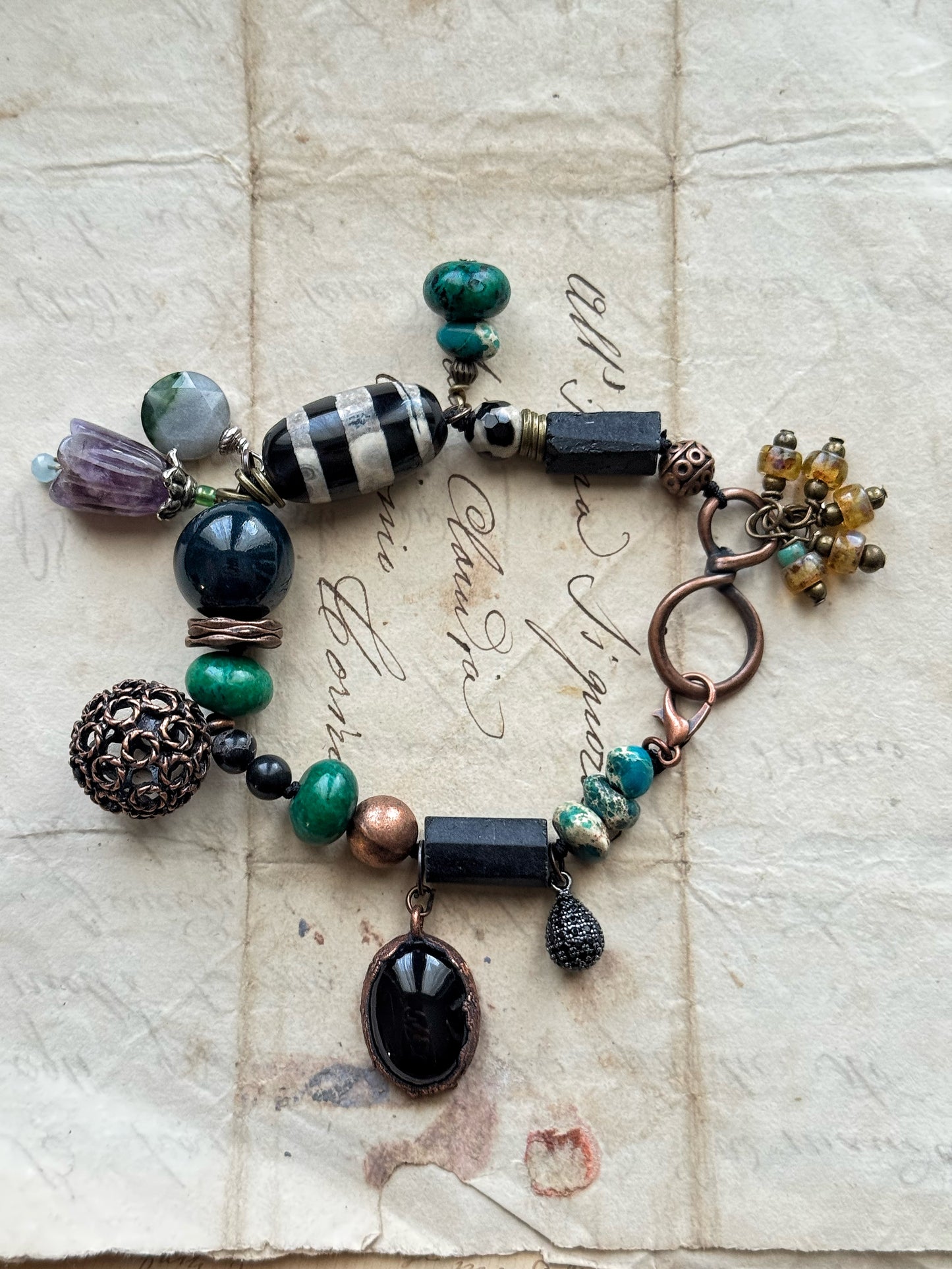 Bracciale con pietre nere, verdi e Ciondoli - Modello 09