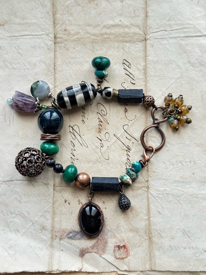 Bracelet with black and green stones and pendants - Model 09