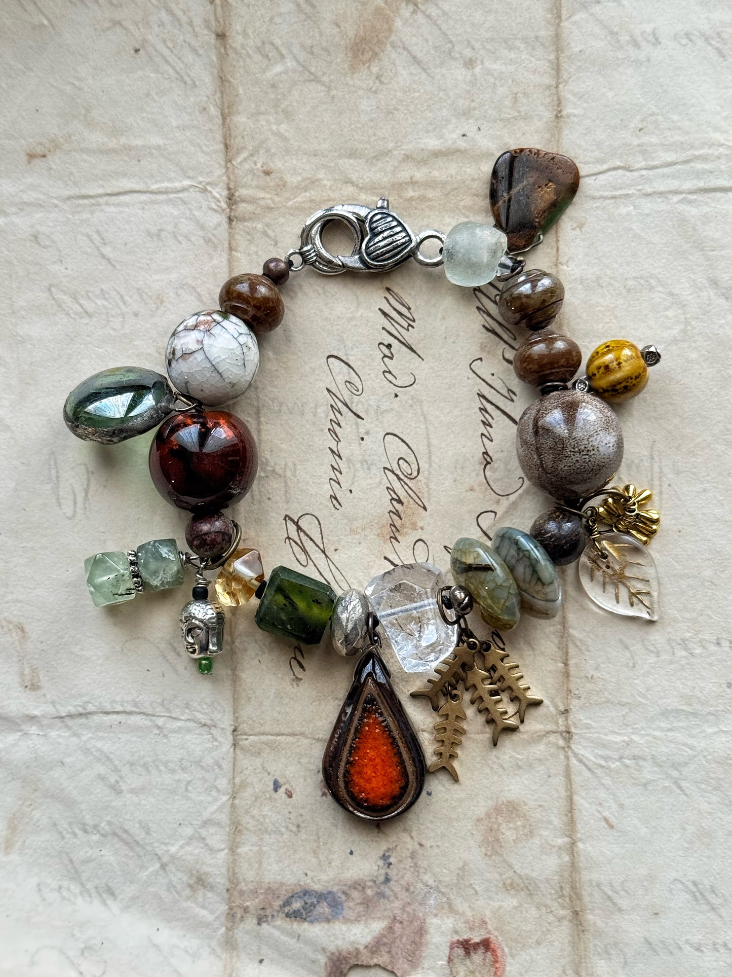 Bracciale con colori della terra e Ciondoli - Modello 08