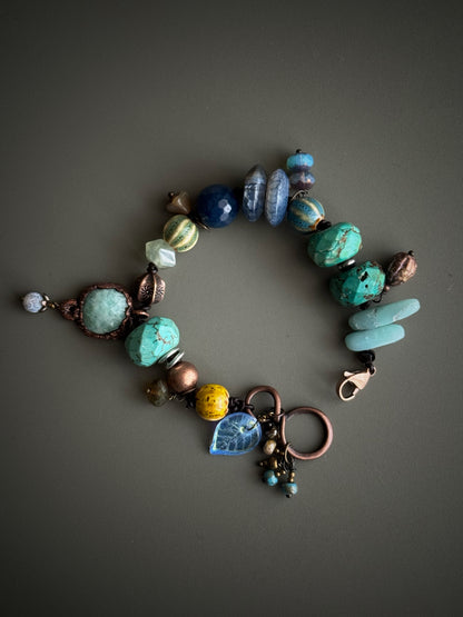 Bracelet with blue and light blue stones and pendants - Model 07