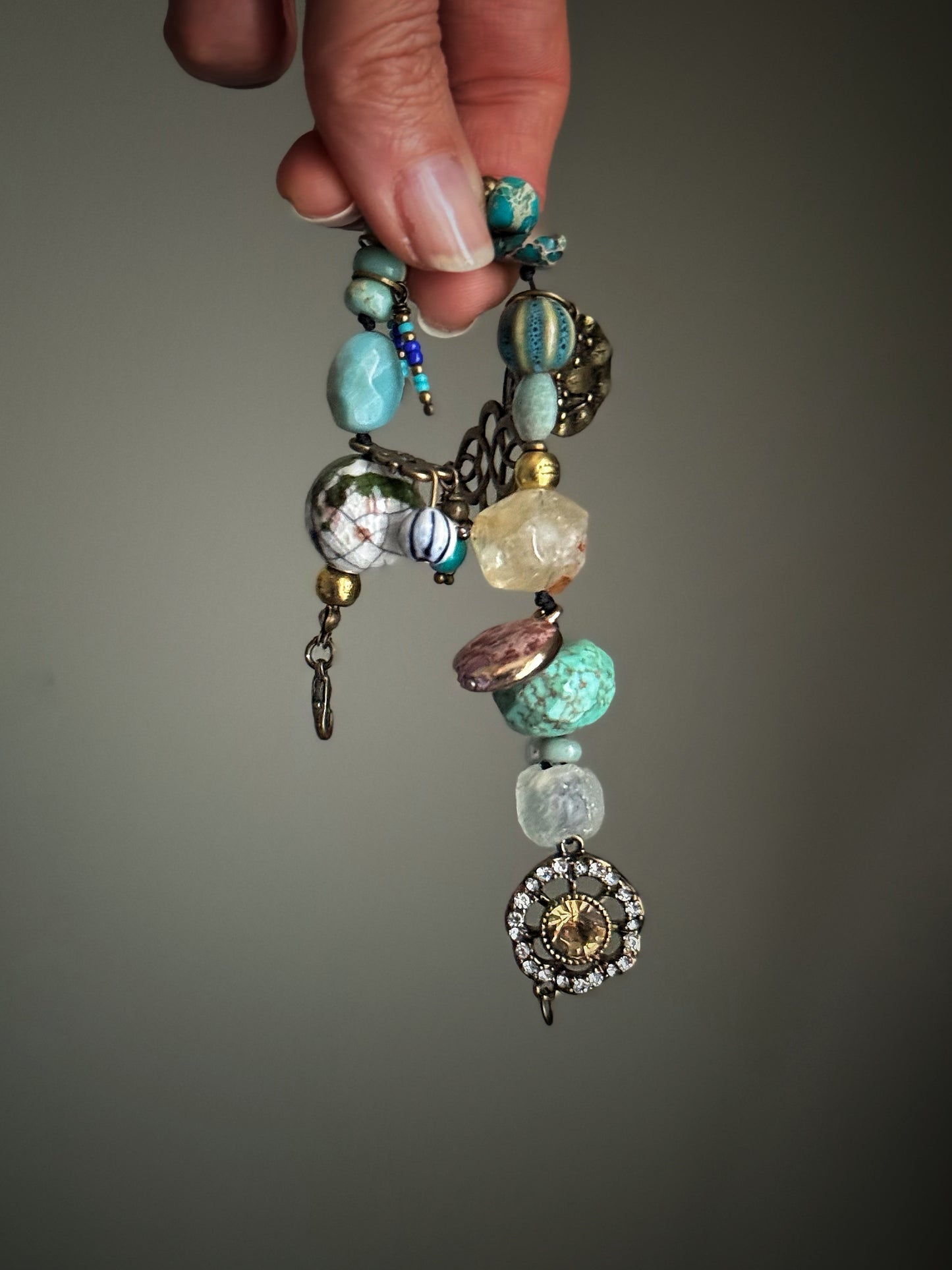 Bracciale con pietre azzurre e Ciondoli - Modello 06