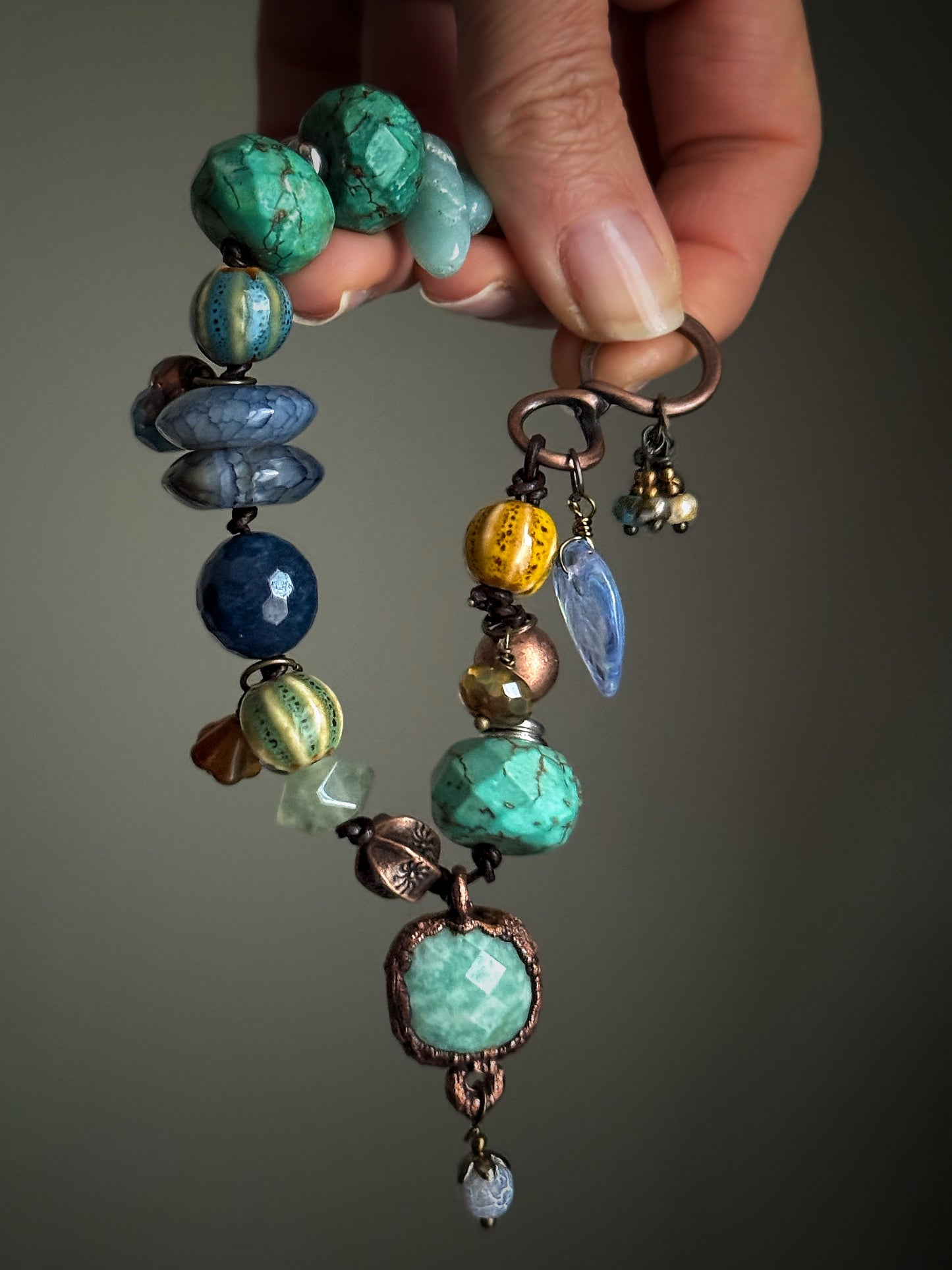 Bracciale con pietre blu, azzurre e Ciondoli - Modello 07