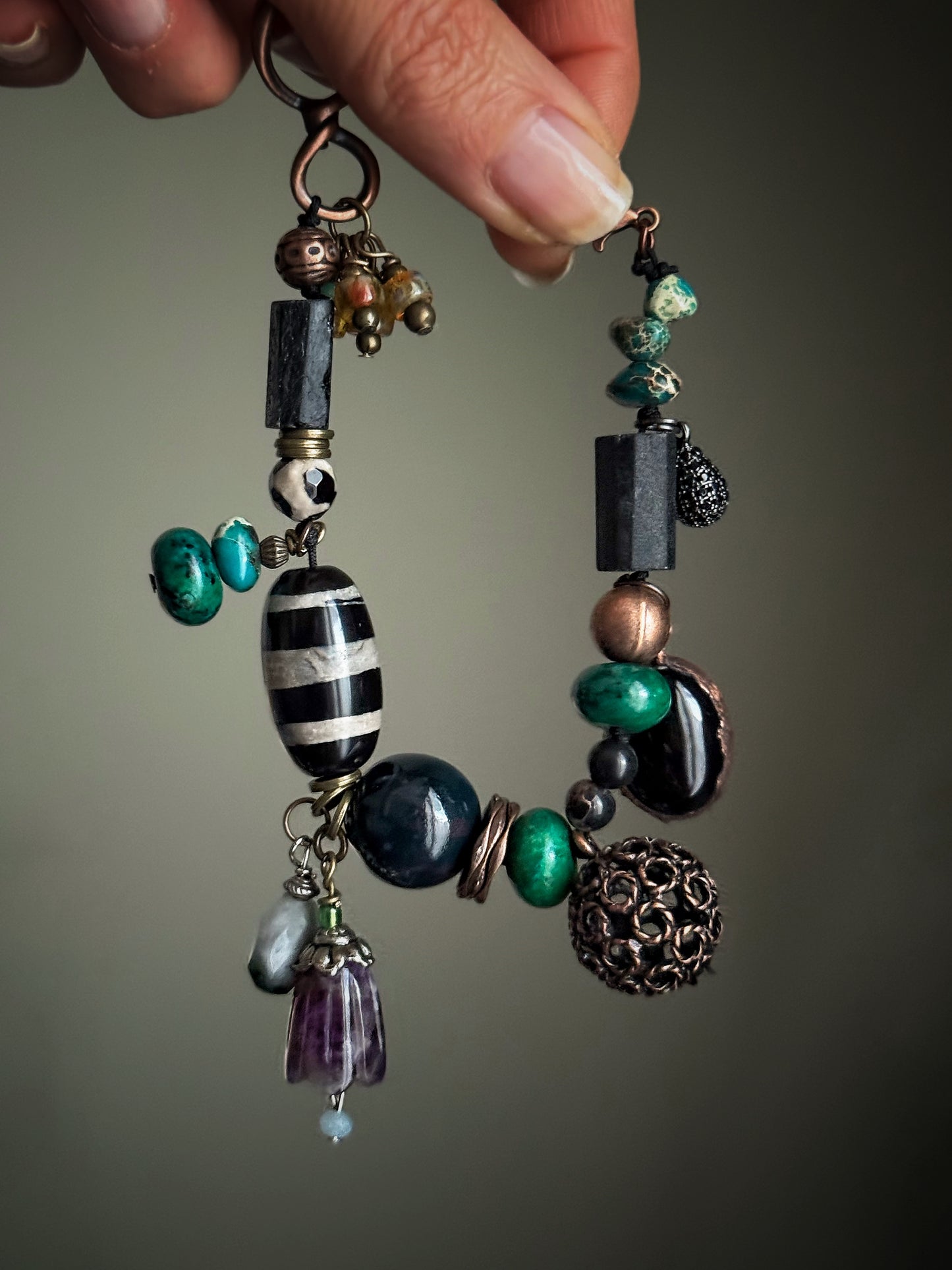 Bracciale con pietre nere, verdi e Ciondoli - Modello 09