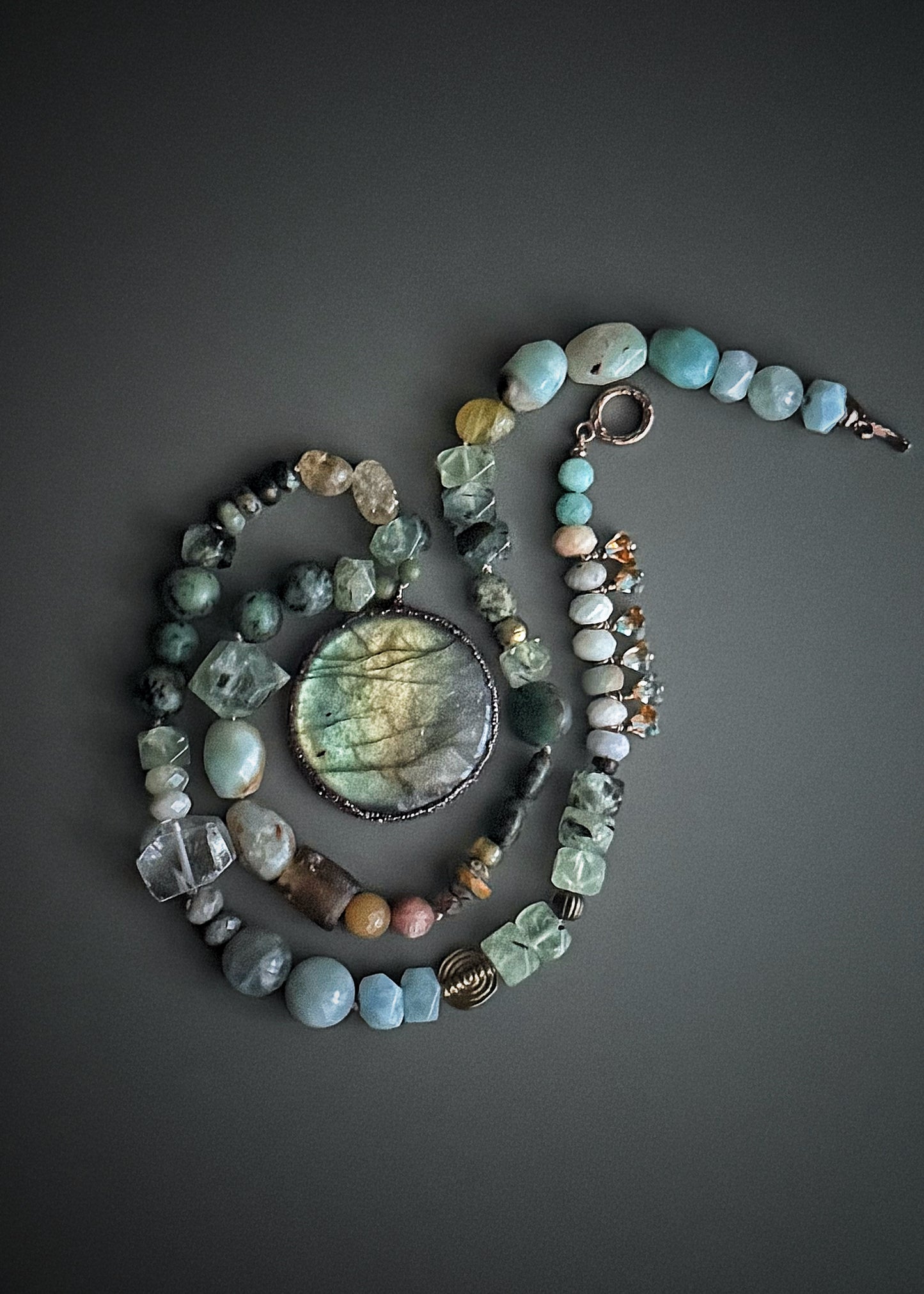 Collana con Pietre Naturali e grande ciondolo in Labradorite