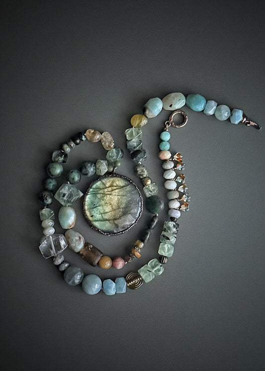 Collana con Pietre Naturali e grande ciondolo in Labradorite