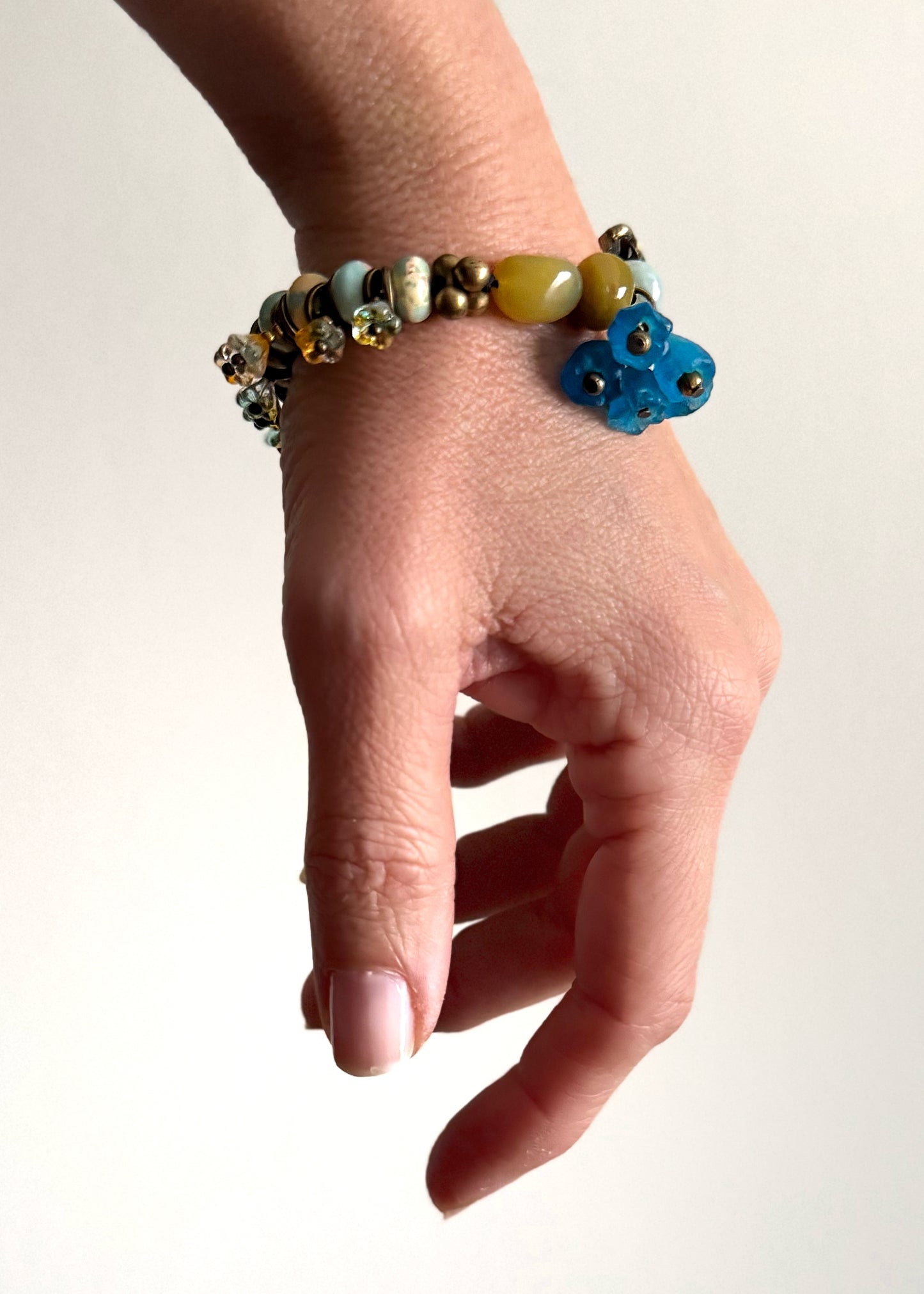 Bracciale con ciondoli e pietre miste azzurro e giallo- Modello 10