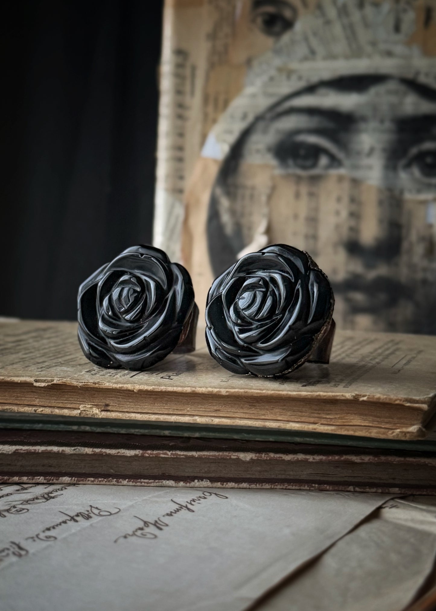 Anello in rame con rosa scolpita in Ossidiana. Mis 6 - 10