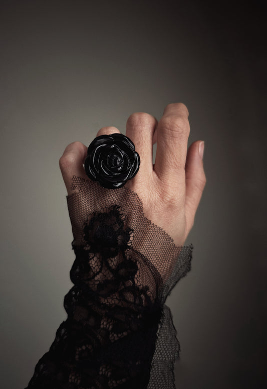 Anello in rame con rosa scolpita in Ossidiana. Diverse misure