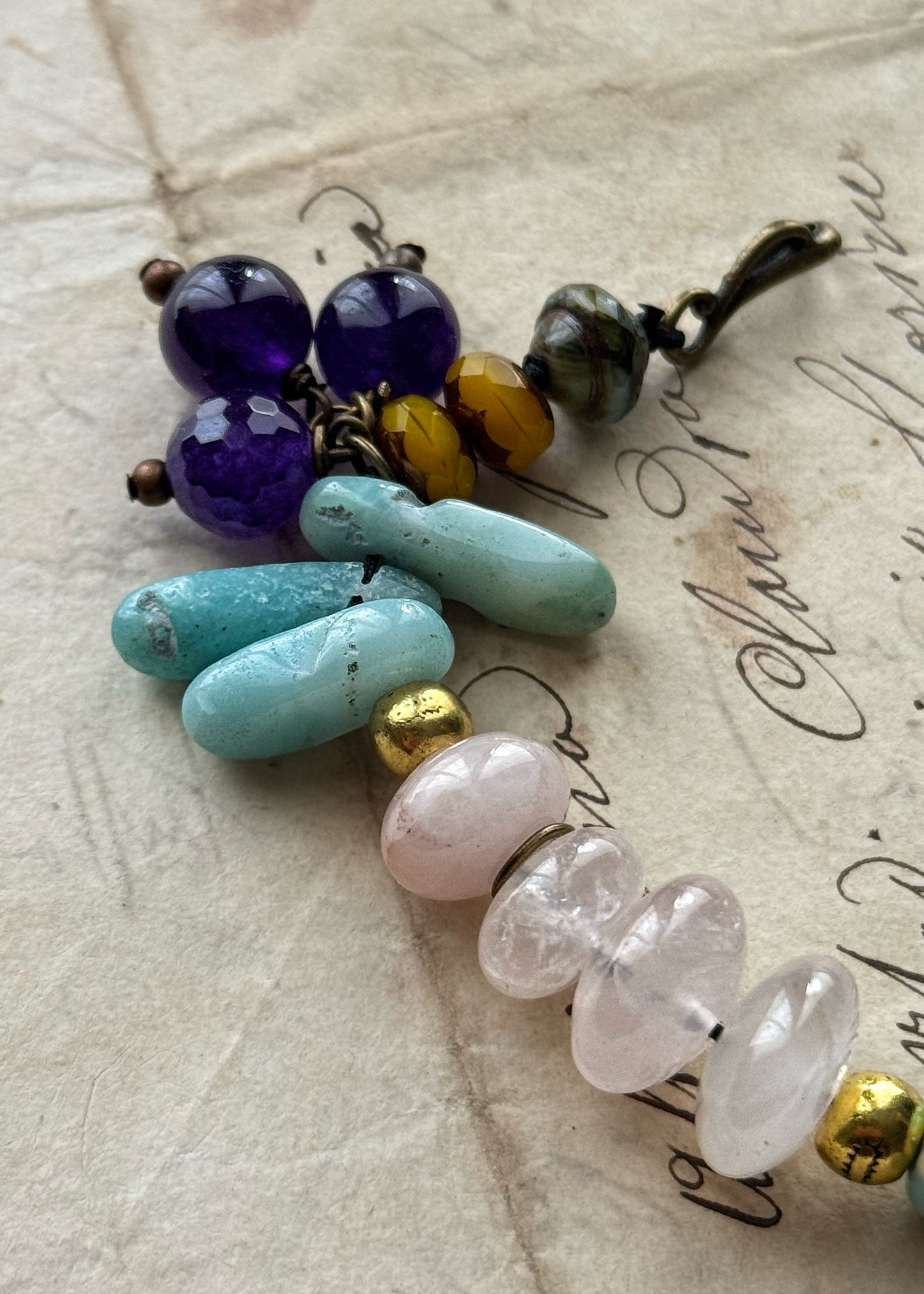 Bracciale con ciondoli e pietre miste azzurro e giallo- Modello 10