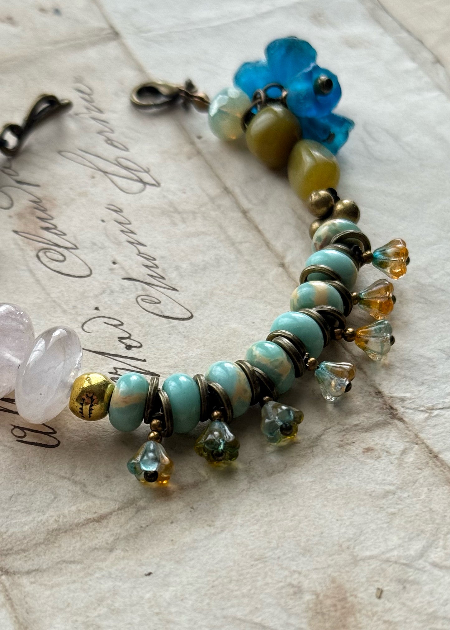 Bracciale con ciondoli e pietre miste azzurro e giallo- Modello 10