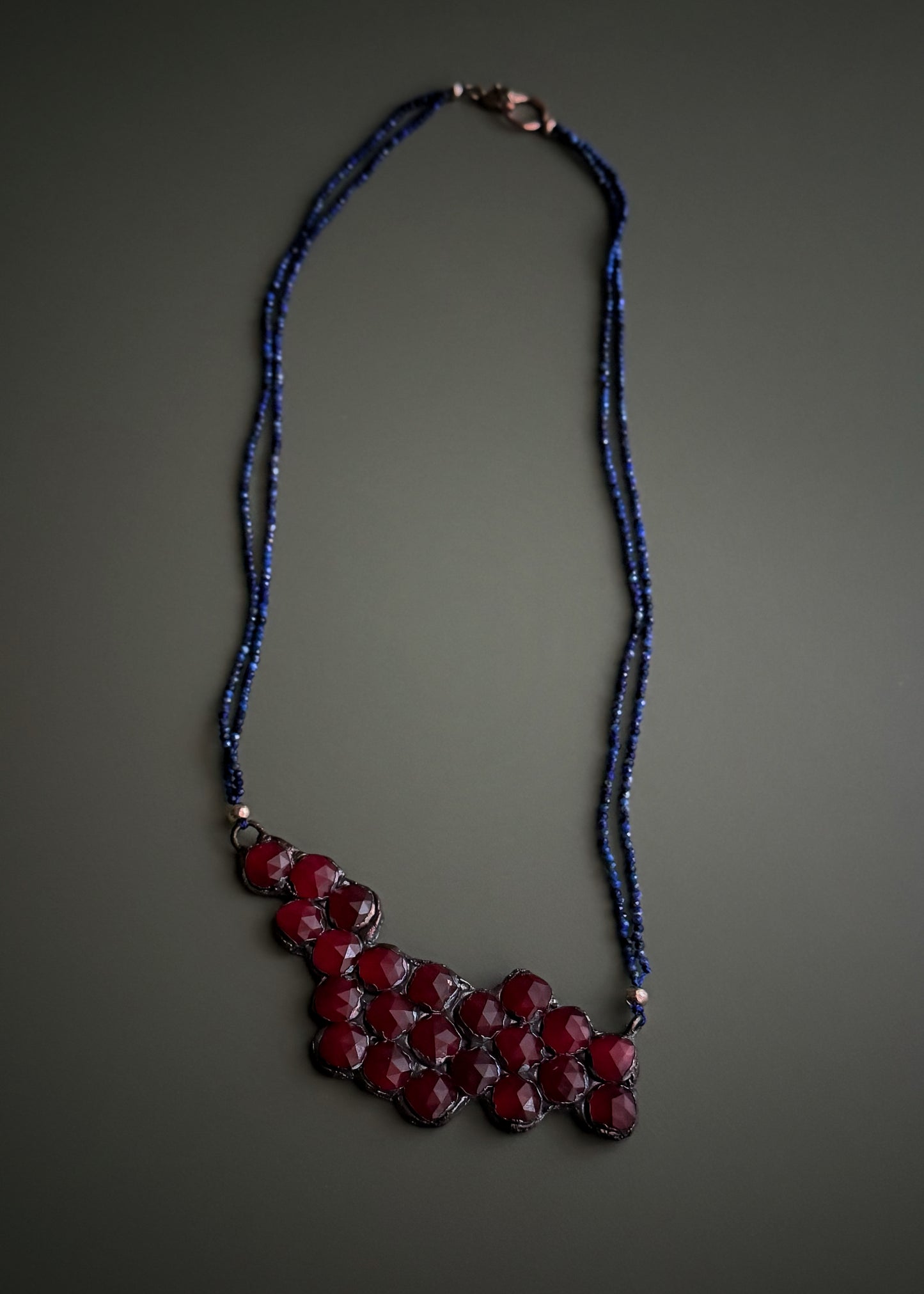 Girocollo Lapislazzuli con elemento laterale color magenta