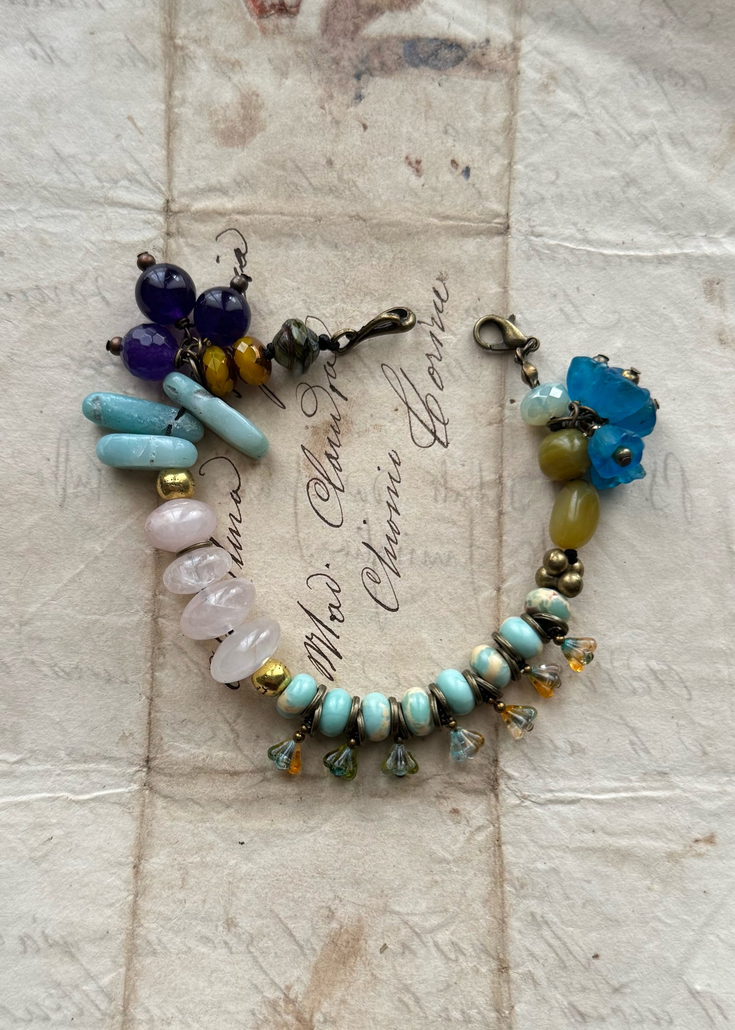 Bracciale con ciondoli e pietre miste azzurro e giallo- Modello 10