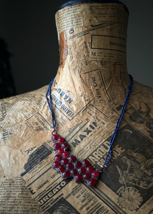 Girocollo Lapislazzuli con elemento laterale color magenta