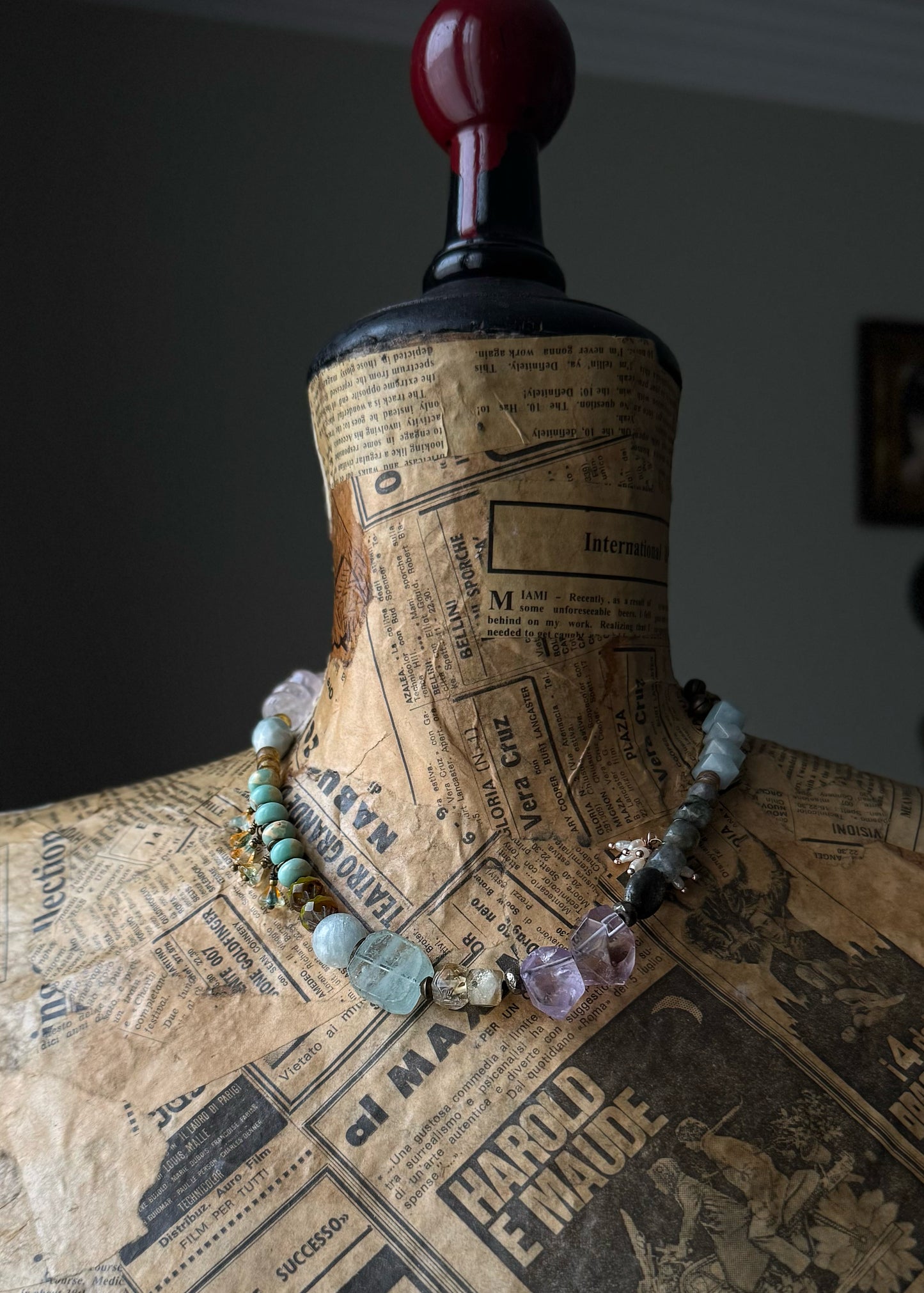 Choker necklace with pendants and mixed stones
