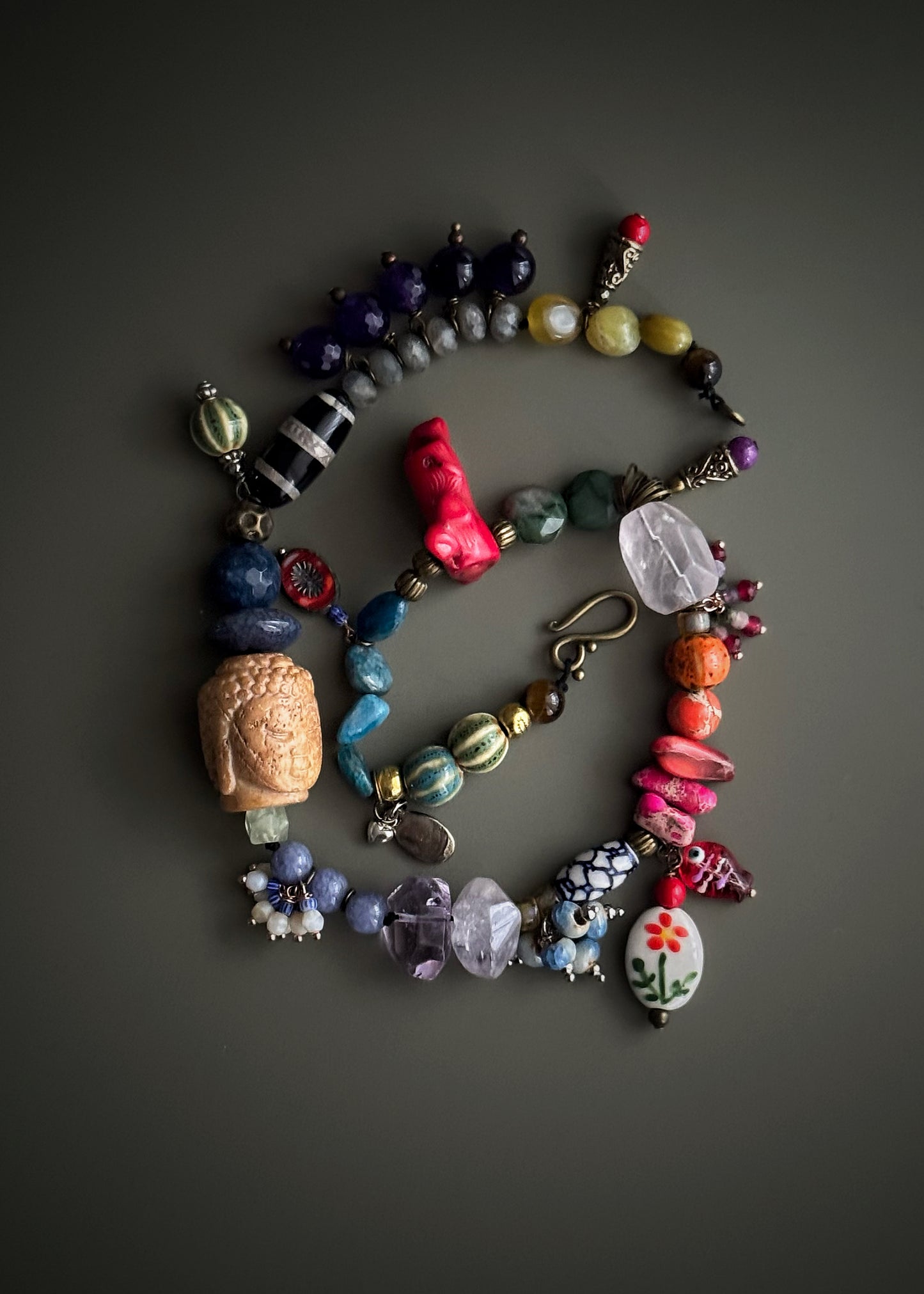 Collana girocollo con ciondoli e pietre miste arcobaleno mod.02