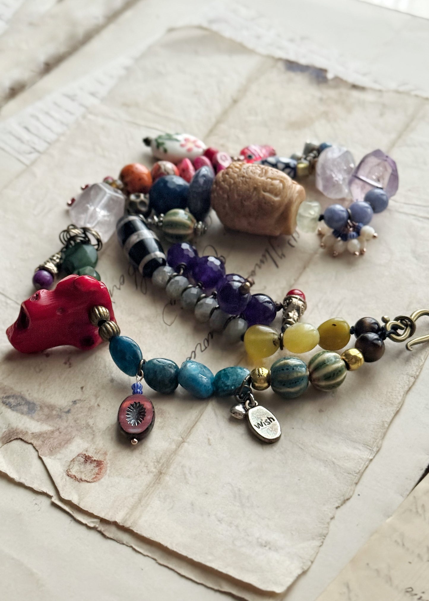 Collana girocollo con ciondoli e pietre miste arcobaleno mod.02