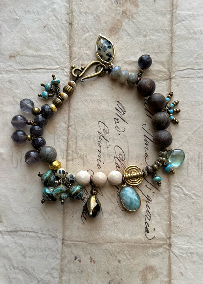 Bracelet with charms and natural stones - Model 11