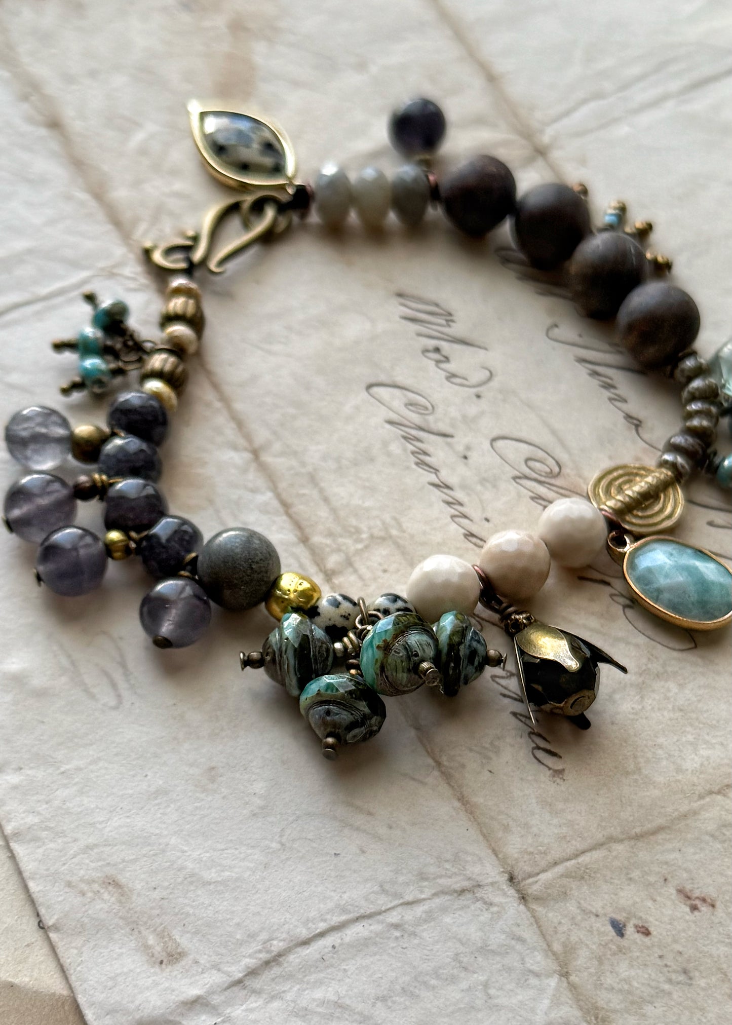 Bracciale con ciondoli e pietre naturali - Modello 11