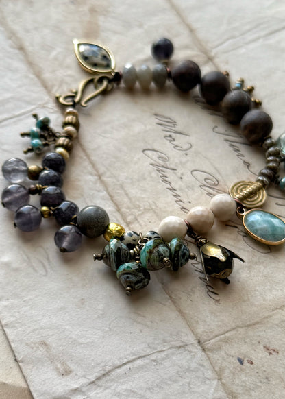 Bracelet with charms and natural stones - Model 11