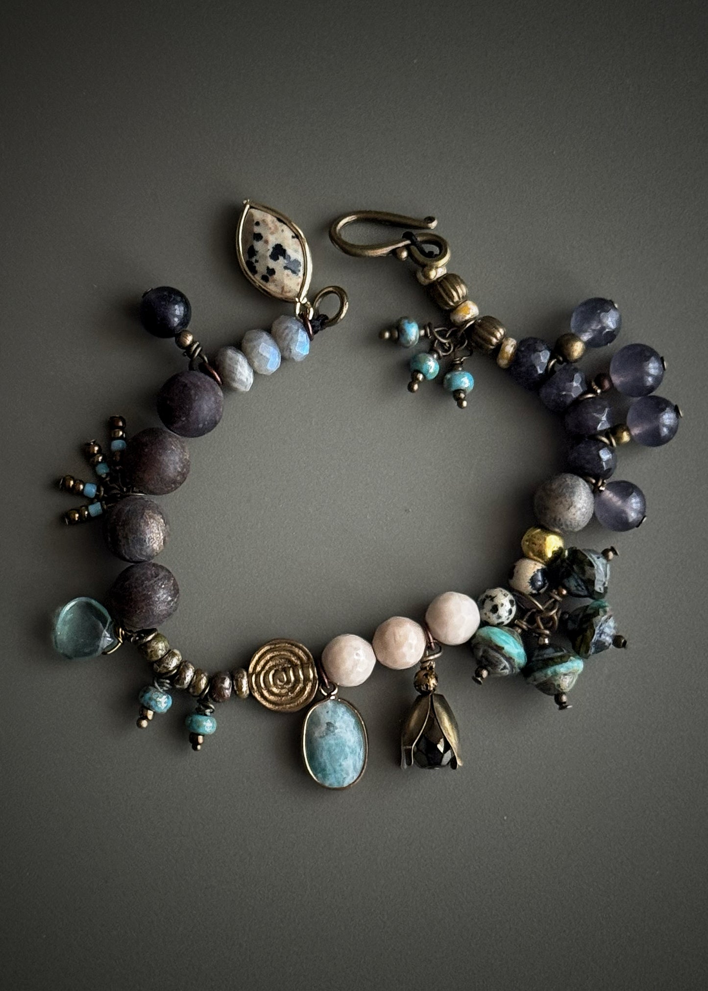 Bracciale con ciondoli e pietre naturali - Modello 11