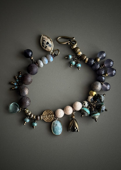 Bracelet with charms and natural stones - Model 11