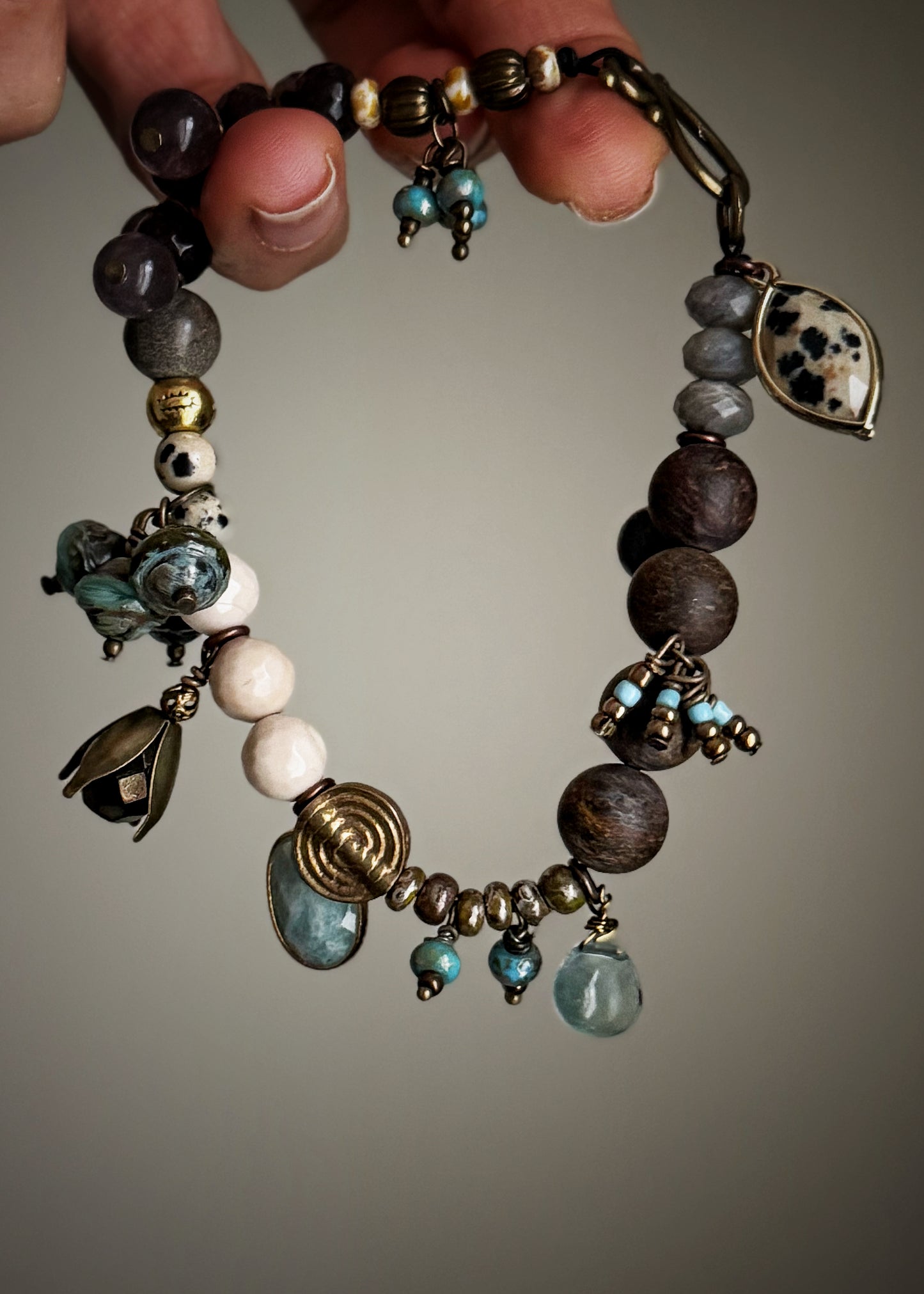 Bracciale con ciondoli e pietre naturali - Modello 11