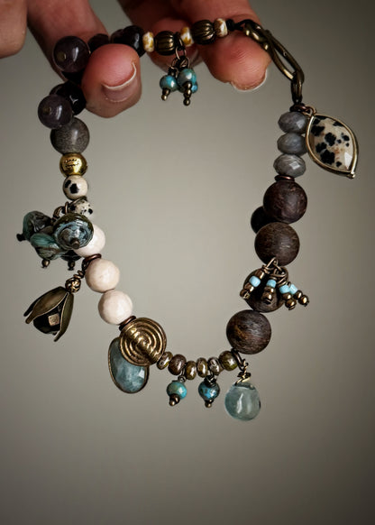 Bracelet with charms and natural stones - Model 11