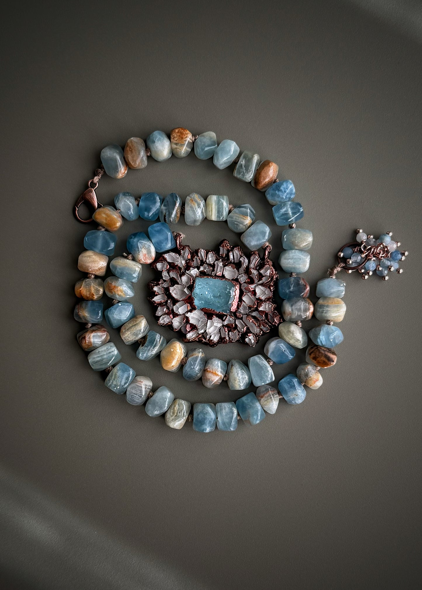 Collana in Calcite Blu con Acquamarina e Quarzi Herkimer – Ebbijoux