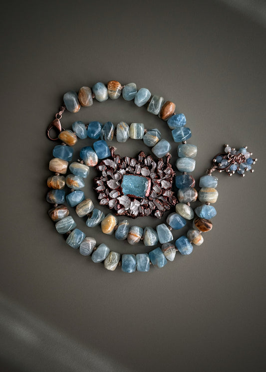 Collana in Calcite Blu con Acquamarina e Quarzi Herkimer – Ebbijoux