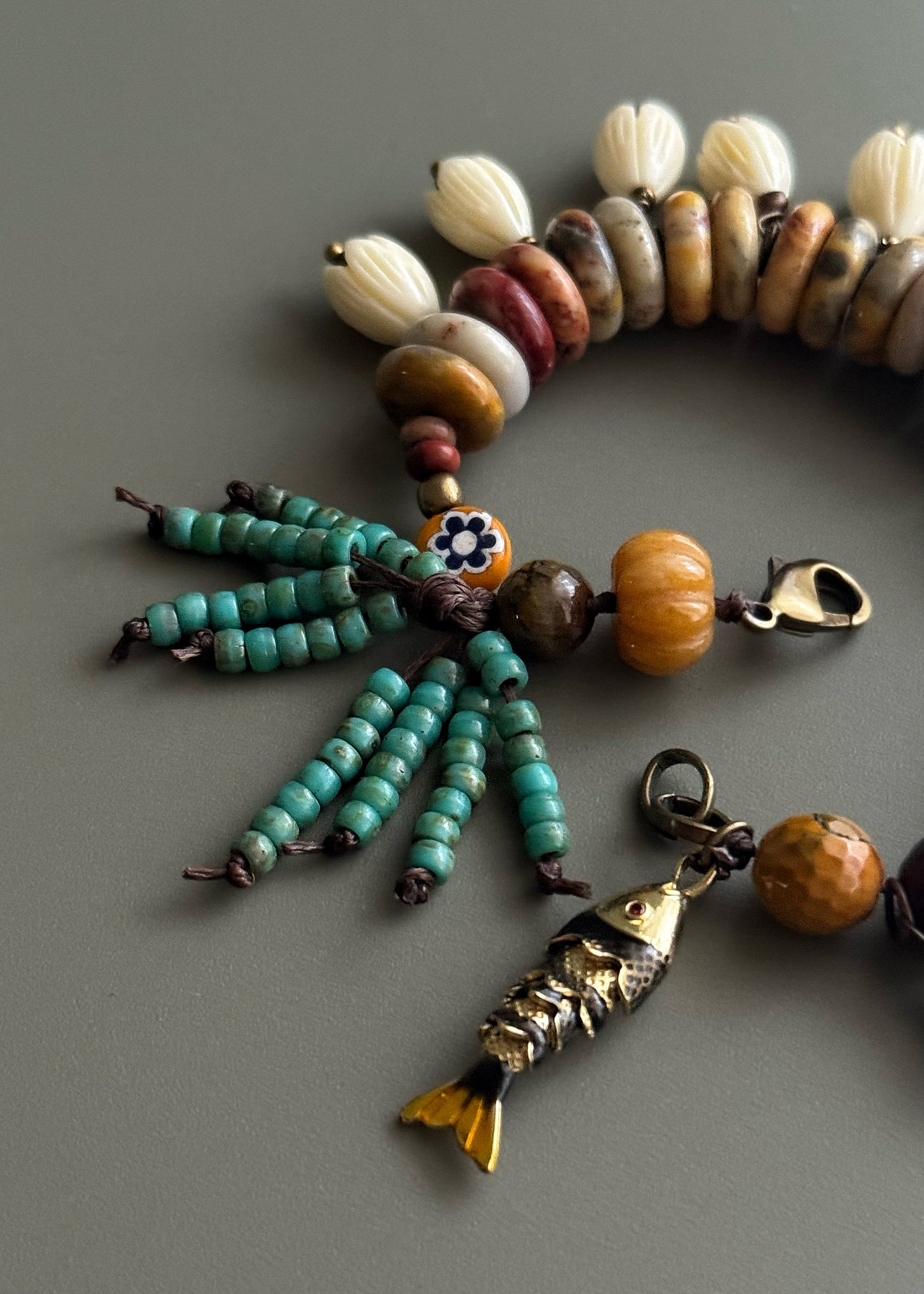 Bracciale con pietre di agata, amazzonite, ciondoli e un pesciolino - Modello 14