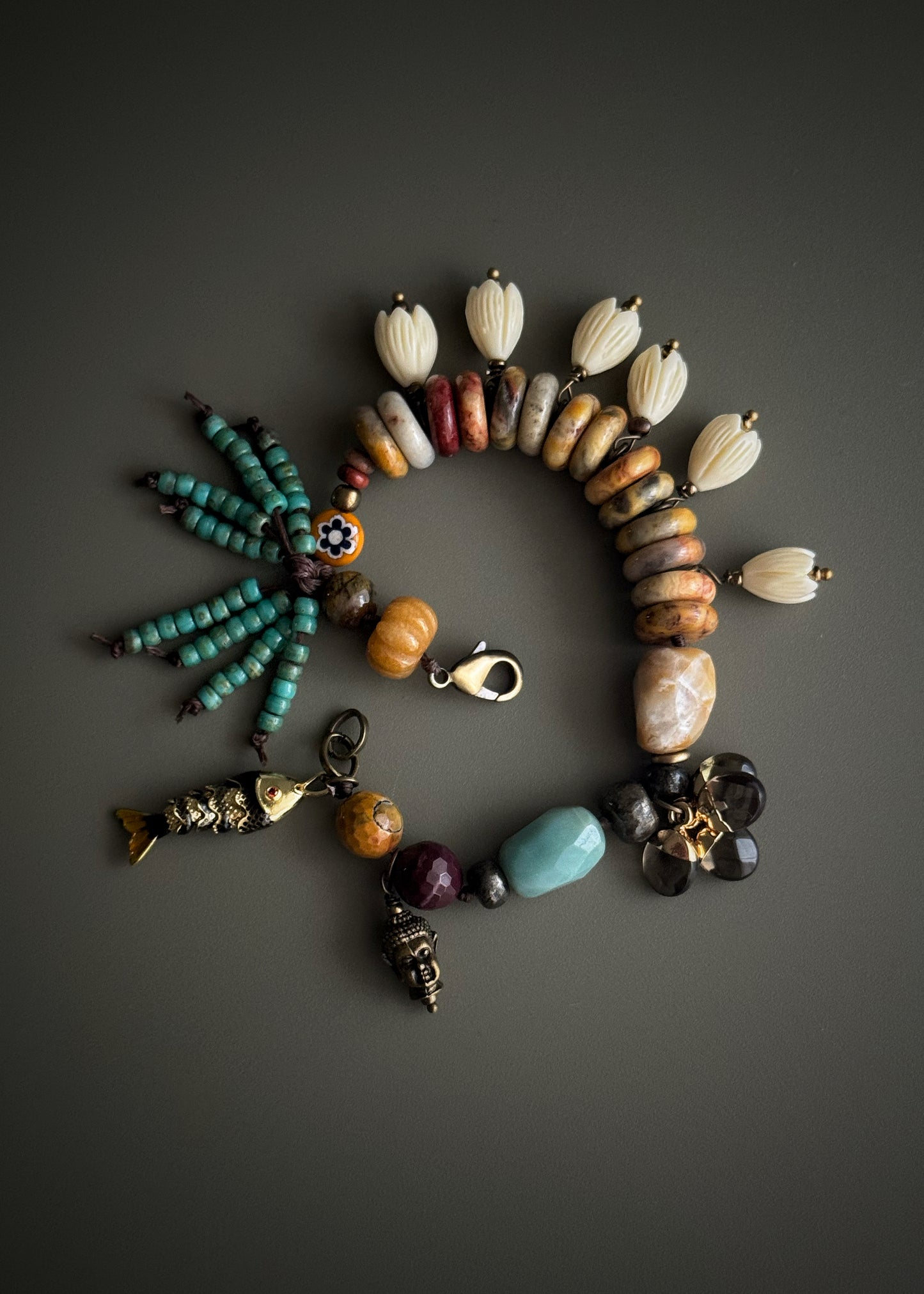 Bracciale con pietre di agata, amazzonite, ciondoli e un pesciolino - Modello 14