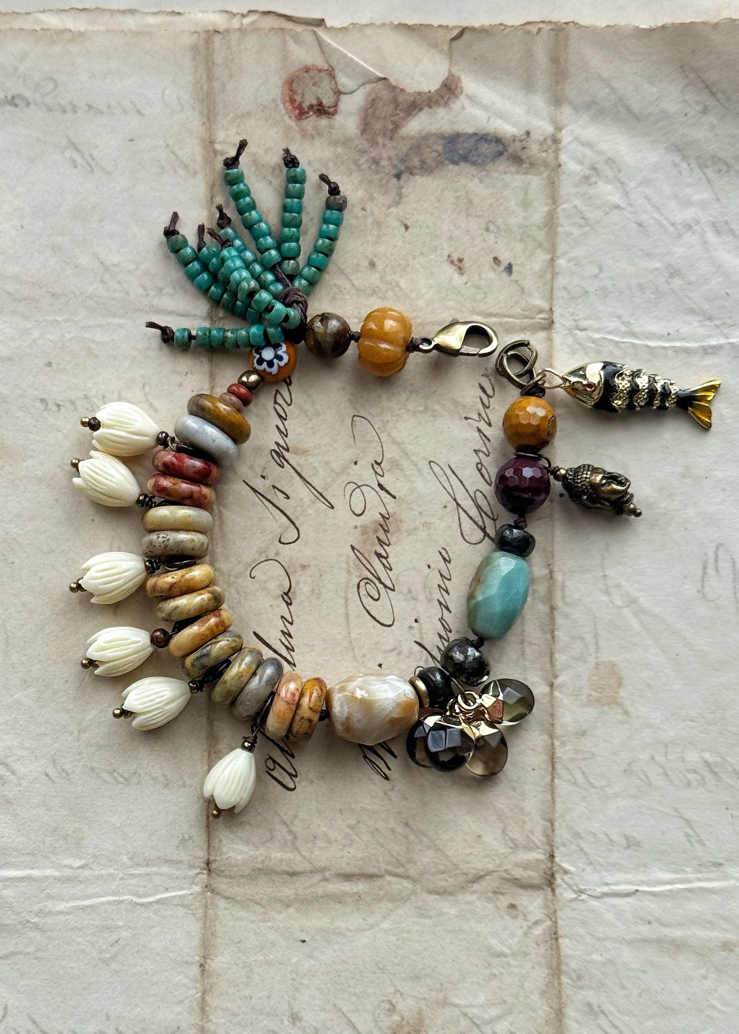 Bracciale con pietre di agata, amazzonite, ciondoli e un pesciolino - Modello 14