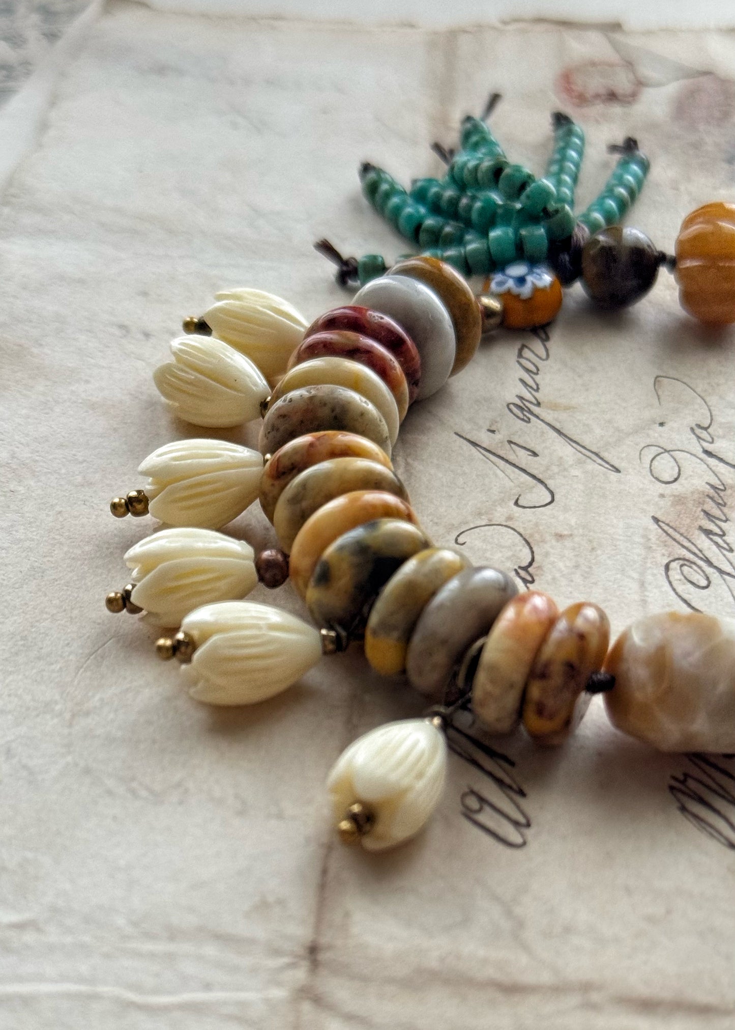 Bracciale con pietre di agata, amazzonite, ciondoli e un pesciolino - Modello 14