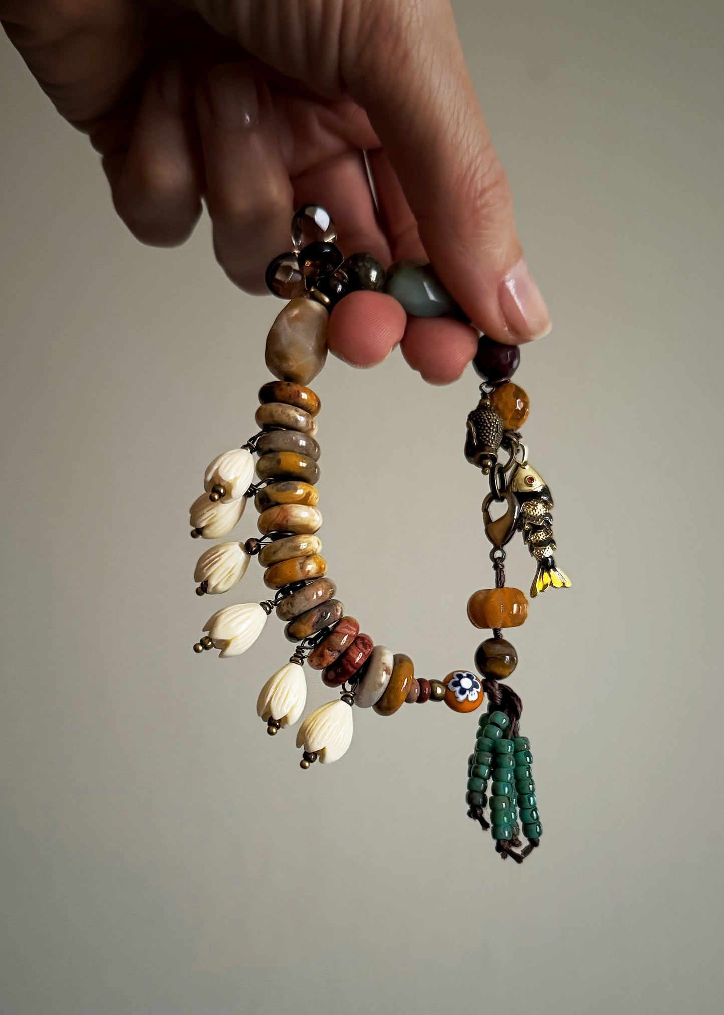 Bracciale con pietre di agata, amazzonite, ciondoli e un pesciolino - Modello 14