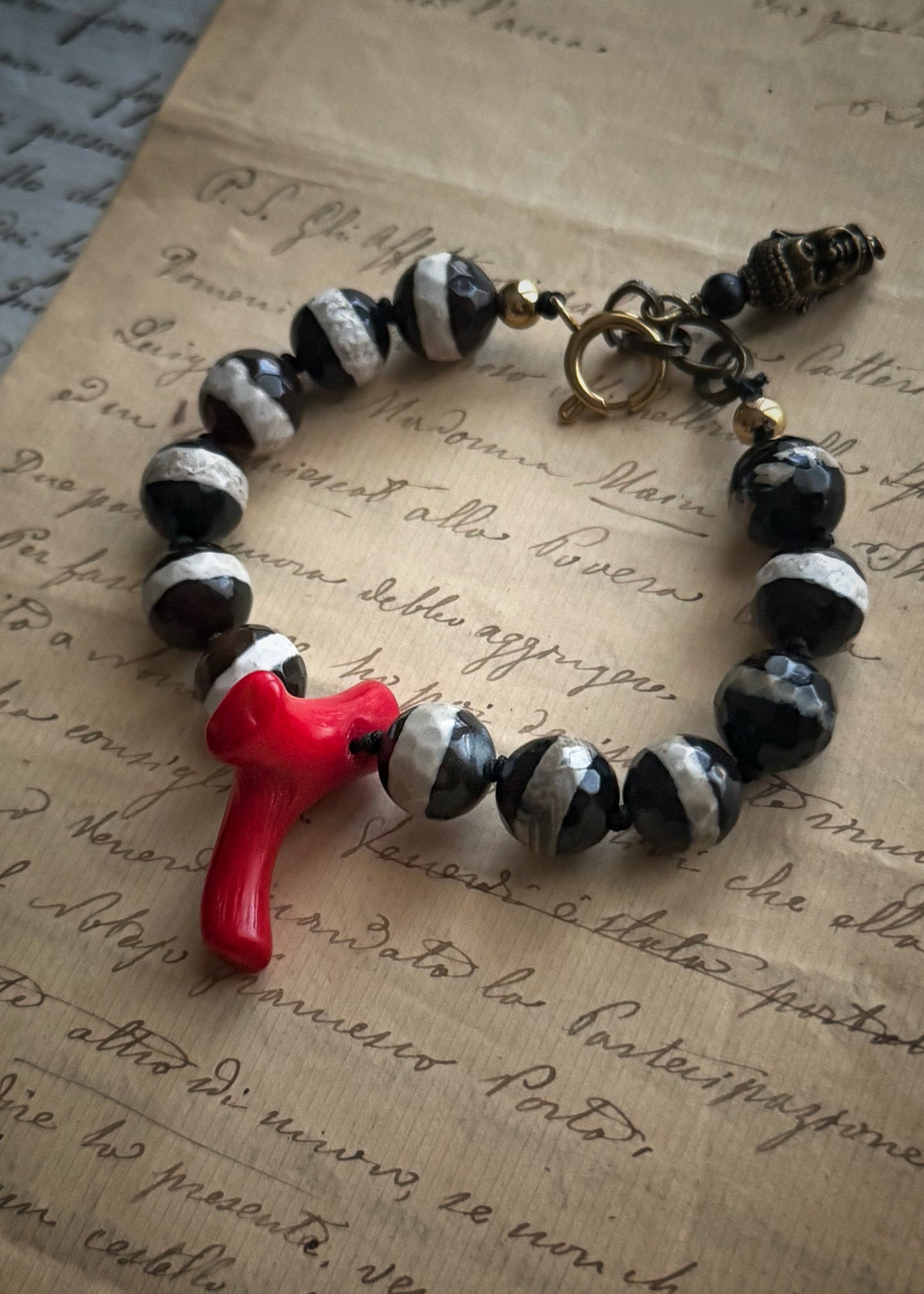 Bracelet with Dzi Agate Stones and Coral - Model 15