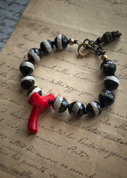 Bracelet with Dzi Agate Stones and Coral - Model 15