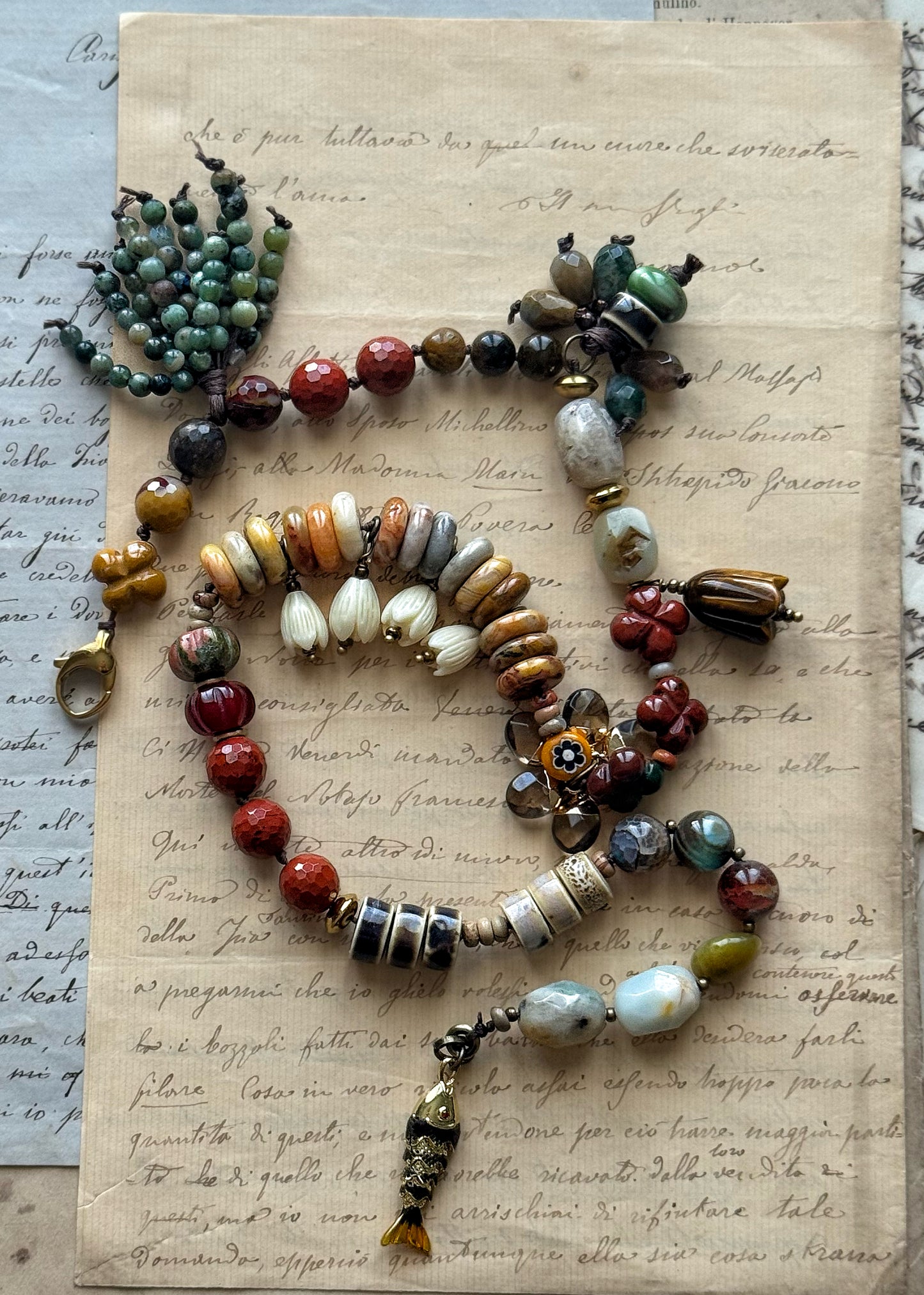 Collana con pietre di agata, amazzonite, ciondoli e un pesciolino - Modello 06