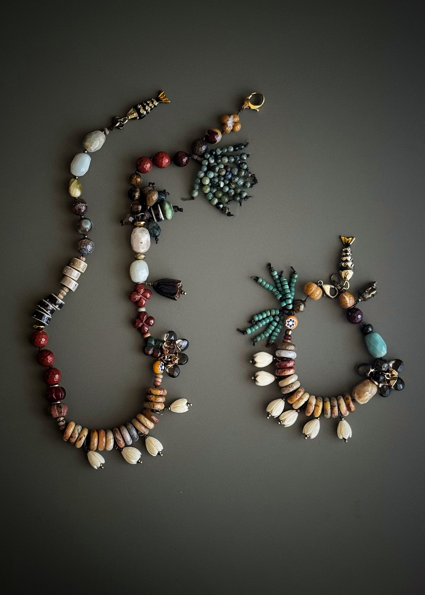 Collana con pietre di agata, amazzonite, ciondoli e un pesciolino - Modello 06