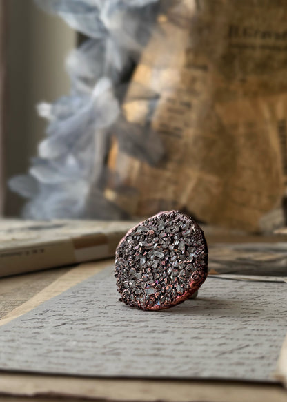 Dettaglio pavé rotondo 40mm di cristalli quarzo Herkimer su anello in rame fatto a mano - Ebbijoux