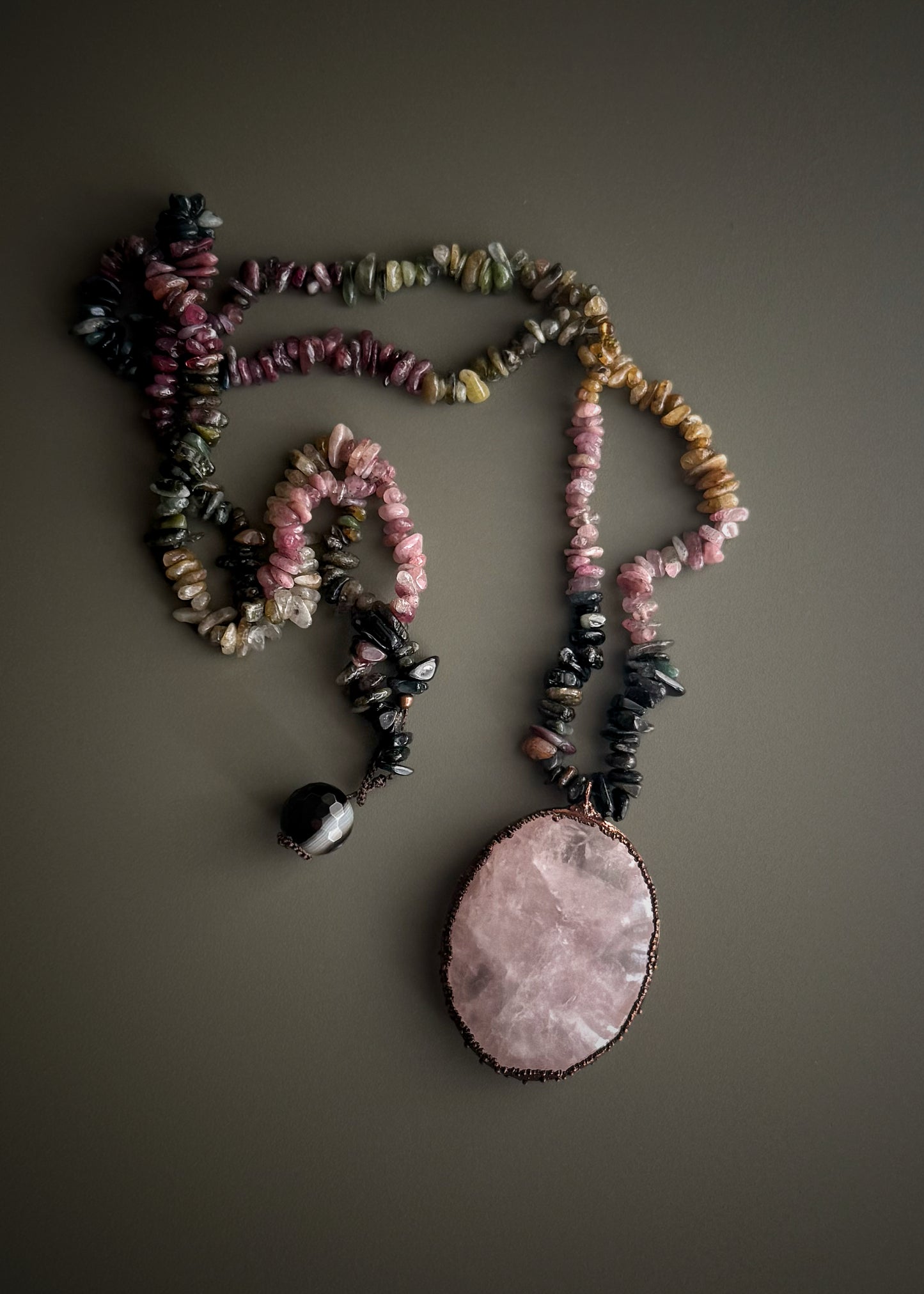 Collana con Tormalina grezza e grande quarzo rosa